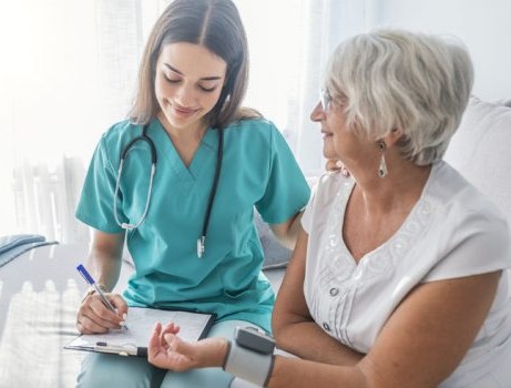 enfermera adulto mayor